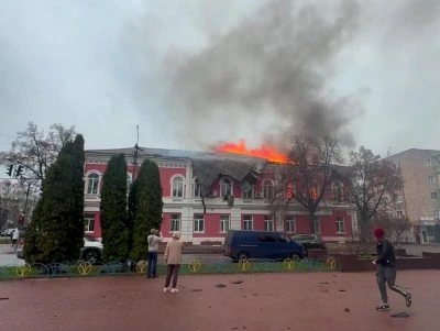 РФ атакувала будівлю мерії Прилук: спалахнула пожежа